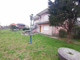 Casa a Capela (A). Chalet con 2 viviendas individuales, finca, garaje, nave y peque