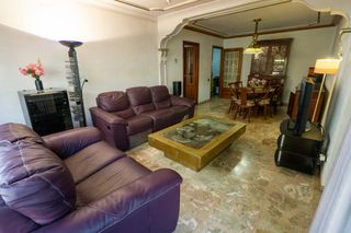 Etagenwohnung  Carrer nou d'octubre. Primer piso grande con 4 dormitorios y balcón