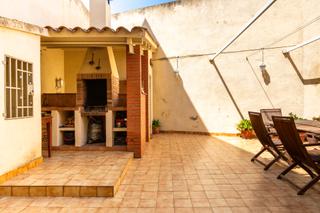 Casa adossada  Carrer de pelai briz. Ideal para familias, con acceso directo a pie de calle y patio d