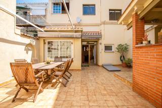 Casa adossada  Carrer de la salut. Ideal para familias, con acceso directo a pie de calle y patio d