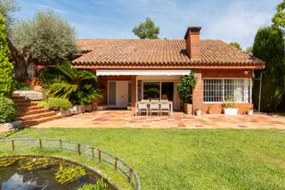 Maison à Bellaterra. Casa con gran jardín, piscina y orientación inmejorable