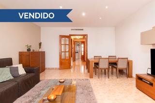 Casa adosada  Passatge del riu tort. Con garaje, terraza, gran buhardilla y estado interior impecable