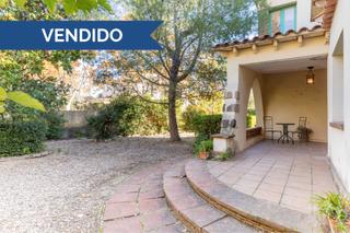 Casa  Avinguda del mas gener. Sobre una gran parcela plana, orientada al sur, con piscina y ro