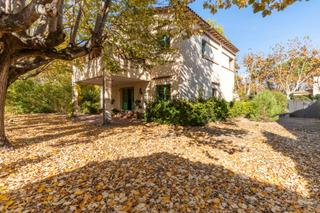 House  Avinguda del mas gener. Sobre una gran parcela plana, orientada al sur, con piscina y ro
