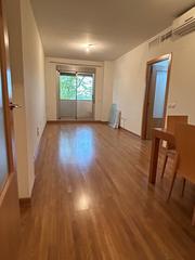 Etagenwohnung in Calle Fernando Albarrán Ambel 2