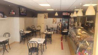 Local Comercial  Plaça de ramon mir. Grupo pastelero-panadero vende activo  negocios en garraf