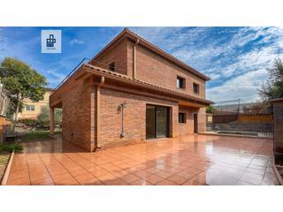 Maison  N/a. Exclusivo chalet independiente en la zona premium de marianao, s
