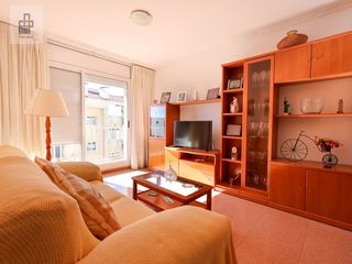 Etagenwohnung  Calle estela. Luminoso piso con terraza, parking y zona comunitaria en el vend
