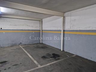 Parking voiture  N/a. Plaza de parking coche pequeño con puerta automática