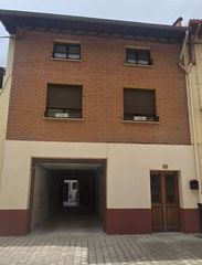 Casa adosada en Calle santa maria donamaria 29. Casa de 309 m² con garaje, patio y taller en la puebla de arganz