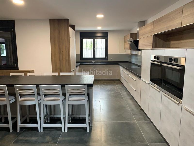 Foto 4bbab26b-2cb4-4939-8a5c-50621c0456c7. Lloguer casa amb aparcament piscina a Las Brisas Marbella