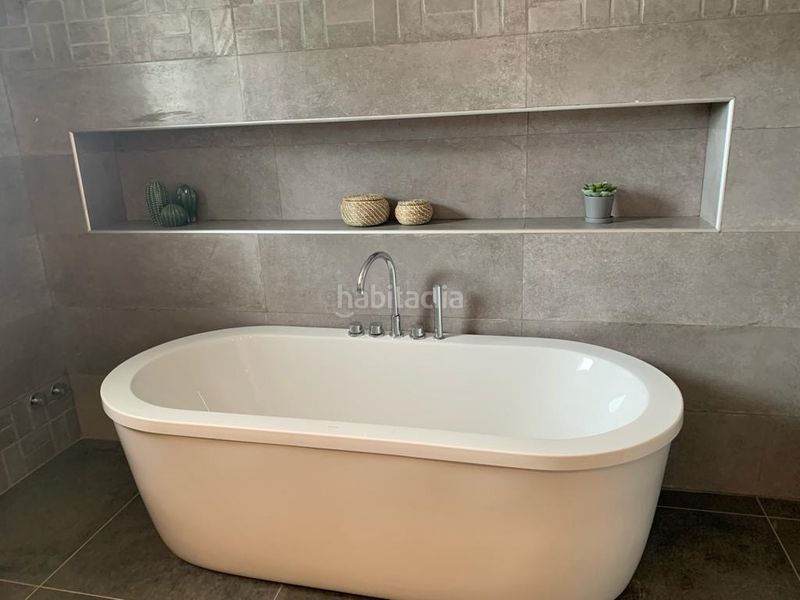 Foto 4e5fb3e3-c704-4fd1-afcd-ffde28ba6b7b. Lloguer casa amb aparcament piscina a Las Brisas Marbella