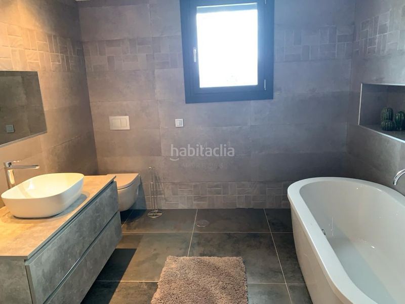 Foto 67c1546e-682a-4c7f-a2f7-1b7ef30abc57. Lloguer casa amb aparcament piscina a Las Brisas Marbella