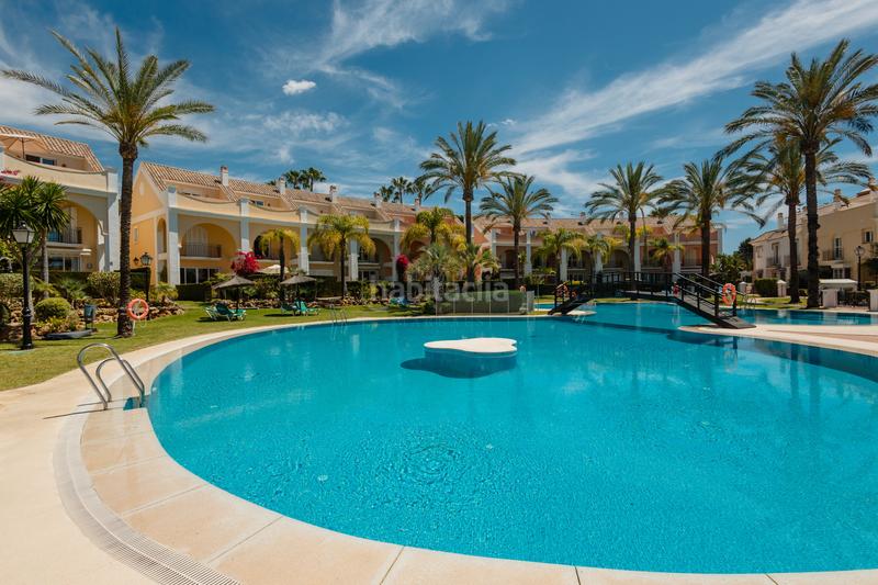 Foto 10ece91a-a021-4be9-b343-26f4a789172a. Miete reihenhaus mit parking pool in bahía de Marbella Marbella