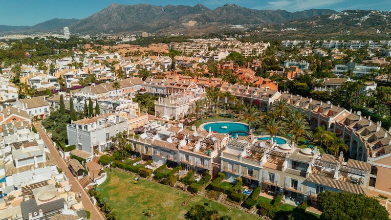 Foto 71c037ca-8ff2-4a11-a823-50296aa8e1e5. Miete reihenhaus mit parking pool in bahía de Marbella Marbella