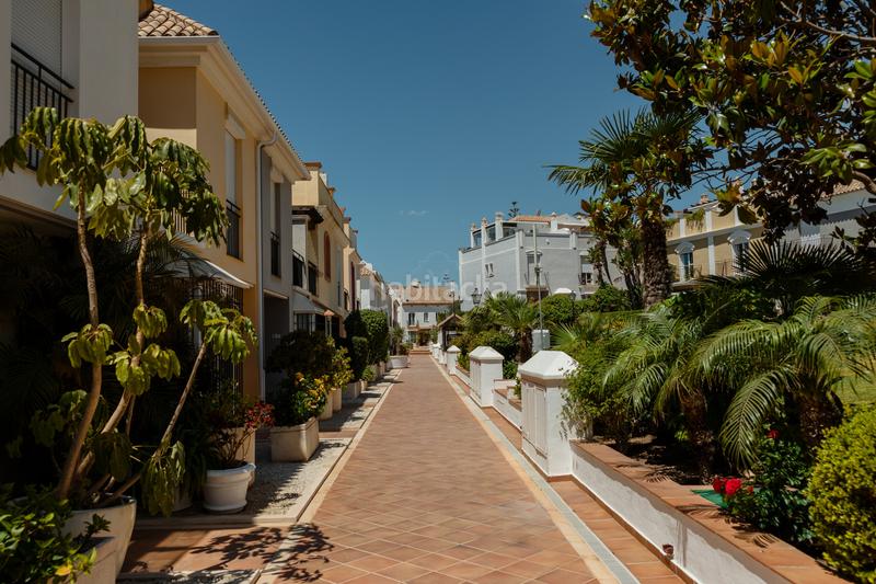 Foto e77f67bc-b768-4bfe-b9bc-416a5ec23ed9. Miete reihenhaus mit parking pool in bahía de Marbella Marbella