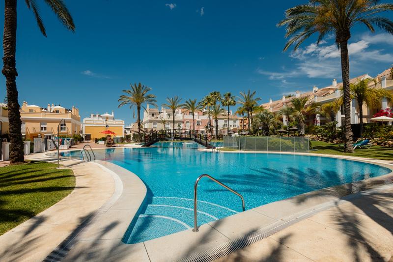 Foto f333a318-c7b0-4ce9-90ab-0b3115c34015. Miete reihenhaus mit parking pool in bahía de Marbella Marbella