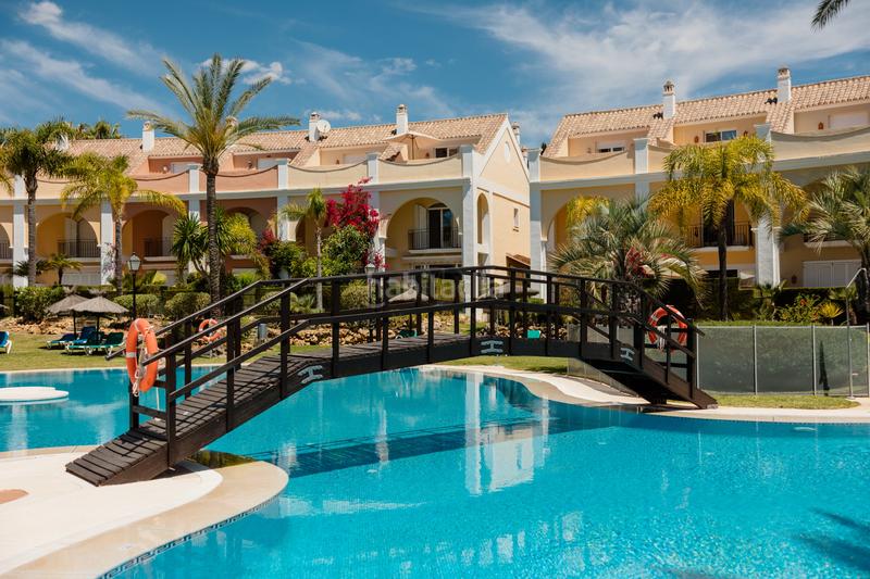 Foto fa510b8d-c608-4cbd-bfc7-75099276c2d7. Miete reihenhaus mit parking pool in bahía de Marbella Marbella
