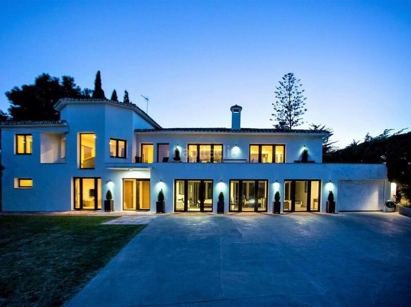 Foto 699f65ee-cb07-43ae-9bee-098a2fe1fc8a. Casa exclusiva villa de lujo en primera línea de playa en san pedro de alcántara, málaga en Marbella