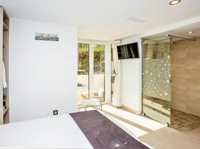 Foto d8fe40a9-f528-4dbe-949b-28ebae846f69. Casa exclusiva villa de lujo en primera línea de playa en san pedro de alcántara, málaga en Marbella