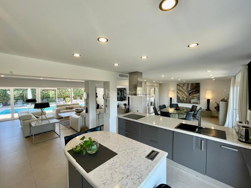 Foto fda7ba5a-d26f-4b60-b641-971566dfa1fb. Casa exclusiva villa de lujo en primera línea de playa en san pedro de alcántara, málaga en Marbella