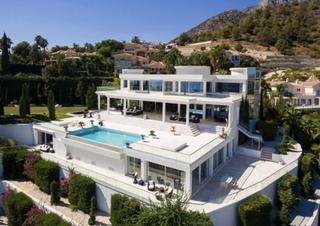 Rent House in Sierra Blanca. Impresionante villa contemporánea se encuentra en cascada de cam