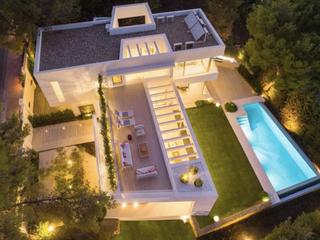 Rent House in Las Brisas. Impresionante villa moderna en alquiler de larga temporada ubica