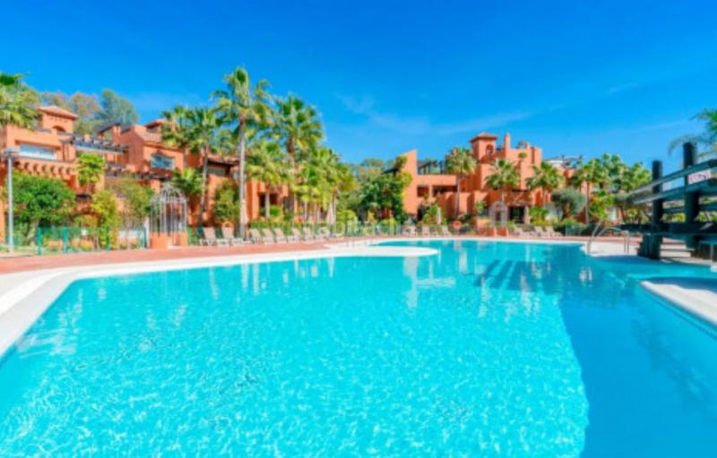 Foto 4faab796-8f42-48a8-b453-92053cd2e116. Dachwohnung mit parking pool in Nueva Andalucía centro Marbella