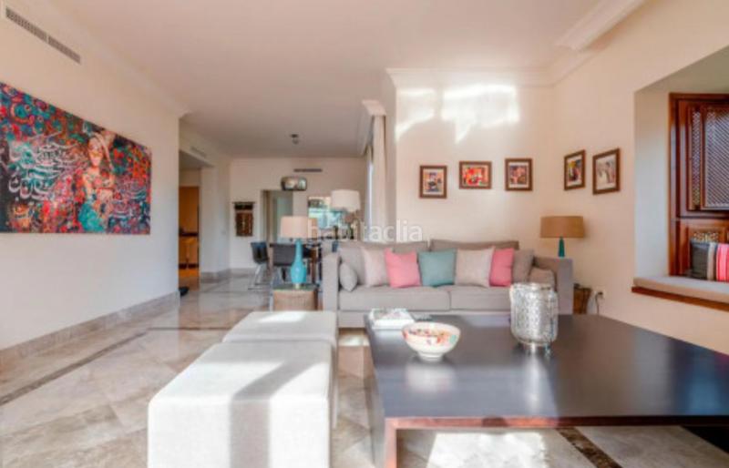 Foto a9c1cd00-b2f1-45b9-aedd-47b541b0f62a. Dachwohnung mit parking pool in Nueva Andalucía centro Marbella