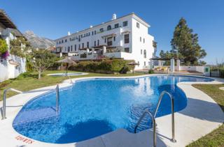 Attique à Lomas de Marbella Club. Elegante ático dúplex con vistas al mar en las lomas de marbella
