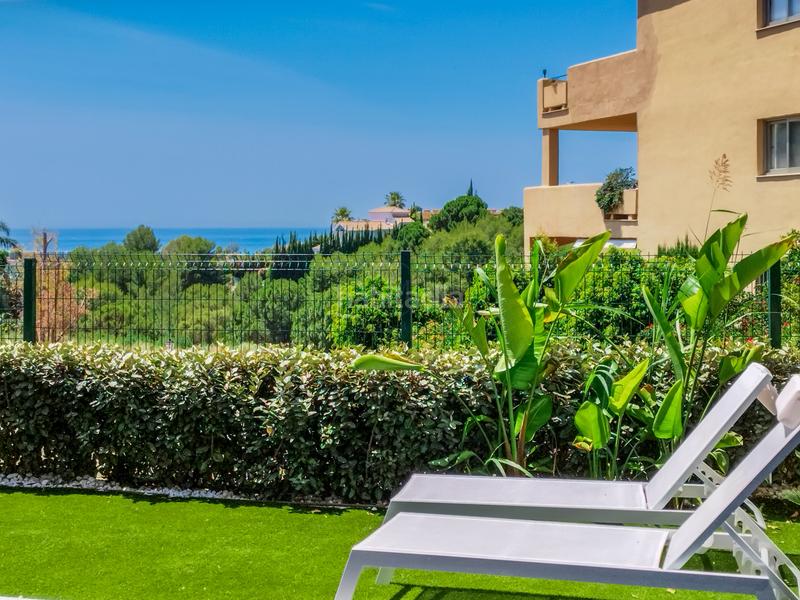 Foto b3bcfad6-fa34-429e-b909-95d3d2dfb32c. Lloguer planta baixa amb aparcament piscina a La Concha - Resina Golf Estepona