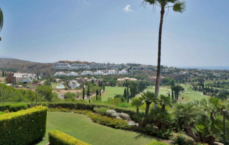 Foto bc963bed-34df-44b4-9683-ca044c392540. Apartament amb aparcament piscina a Los Flamingos Benahavís