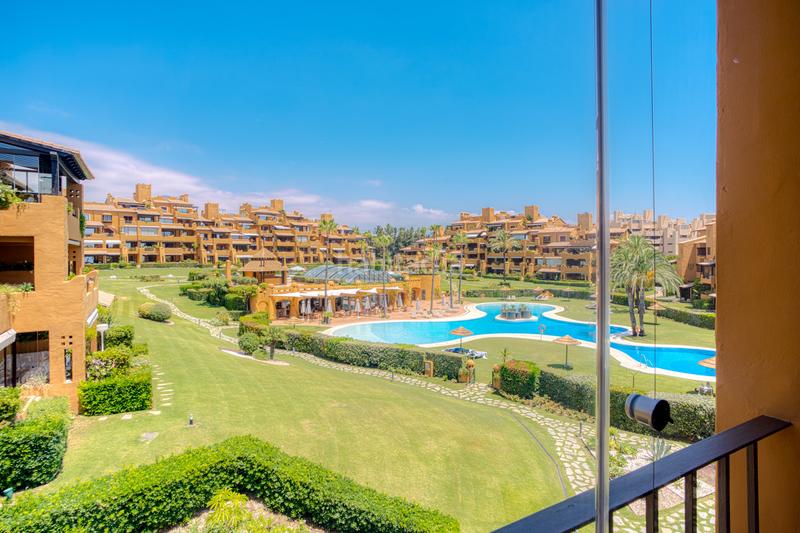 Foto 74463758-7a60-4850-92bd-7b91684c1f07. Apartament amb aparcament piscina a Zona de Punta Plata Estepona