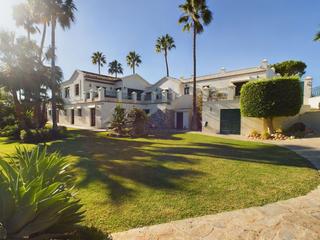 Casa a Los Llanos. Villa en venta en el padron, estepona