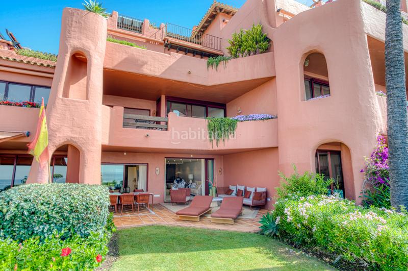 Foto 0a303f13-b0d6-416c-8fa3-5394c358a56a. Planta baja impecablemente renovado, orientada al sur frente a la playa, jardín apartamento situado en la exclusiva comunidad de menara beach en Estepona