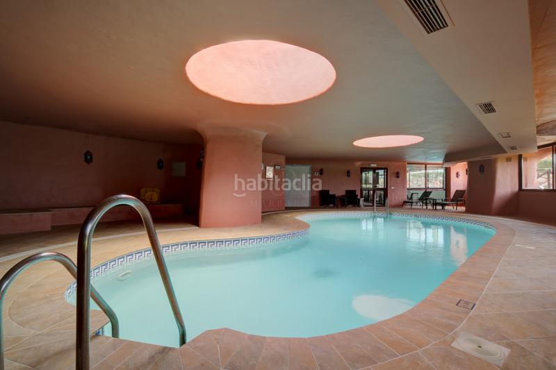 Foto 12a3c146-5a32-4bc0-817f-afc8b7279886. Planta baja impecablemente renovado, orientada al sur frente a la playa, jardín apartamento situado en la exclusiva comunidad de menara beach en Estepona