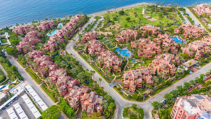 Foto 3fa0a33c-0c8c-44ee-8a1f-104058dd537c. Planta baja impecablemente renovado, orientada al sur frente a la playa, jardín apartamento situado en la exclusiva comunidad de menara beach en Estepona