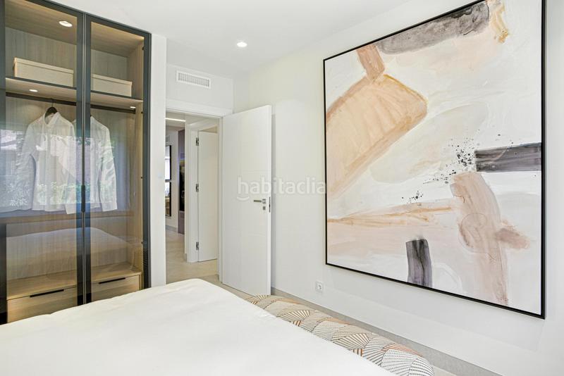 Foto 4ae52827-f9c7-4a04-976f-132cf1ffae99. Planta baja impecablemente renovado, orientada al sur frente a la playa, jardín apartamento situado en la exclusiva comunidad de menara beach en Estepona