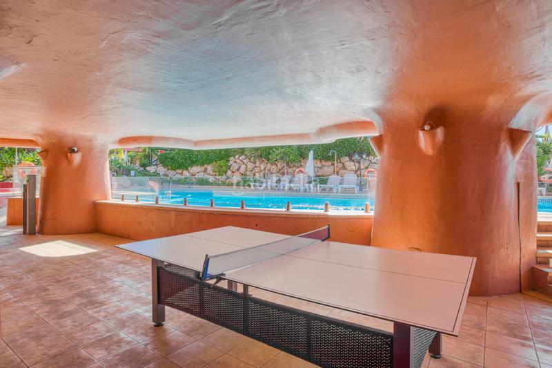 Foto 5c026bc2-9e25-4d2c-aeb6-8589fdf52cd1. Planta baja impecablemente renovado, orientada al sur frente a la playa, jardín apartamento situado en la exclusiva comunidad de menara beach en Estepona
