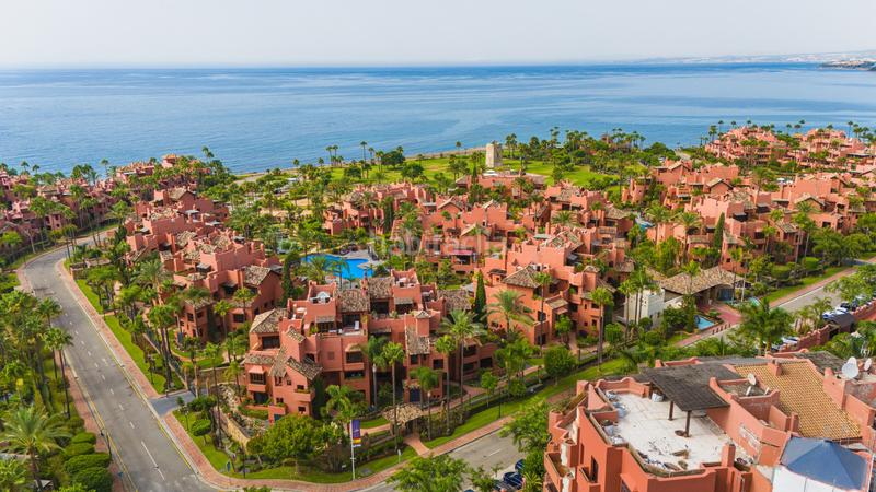 Foto 644383f9-9d33-4638-93e6-73d271fe9b9a. Planta baja impecablemente renovado, orientada al sur frente a la playa, jardín apartamento situado en la exclusiva comunidad de menara beach en Estepona