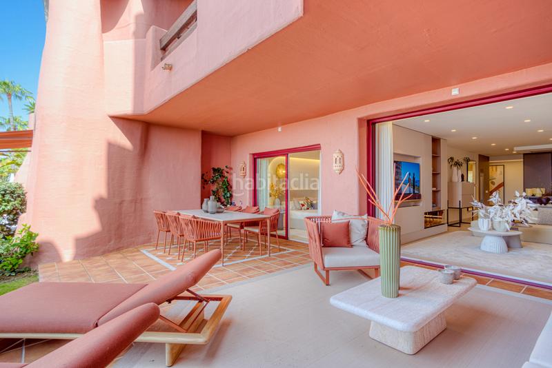 Foto 7185f5e1-2fb3-4ef5-b145-7df171bf71f3. Planta baja impecablemente renovado, orientada al sur frente a la playa, jardín apartamento situado en la exclusiva comunidad de menara beach en Estepona