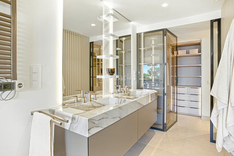 Foto 83959634-1a72-4833-8570-22a3caef3cc9. Planta baja impecablemente renovado, orientada al sur frente a la playa, jardín apartamento situado en la exclusiva comunidad de menara beach en Estepona
