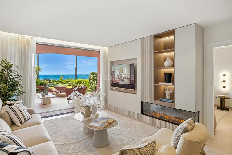 Foto 93e4adef-720a-41d2-a449-a0d5f4575fc2. Planta baja impecablemente renovado, orientada al sur frente a la playa, jardín apartamento situado en la exclusiva comunidad de menara beach en Estepona