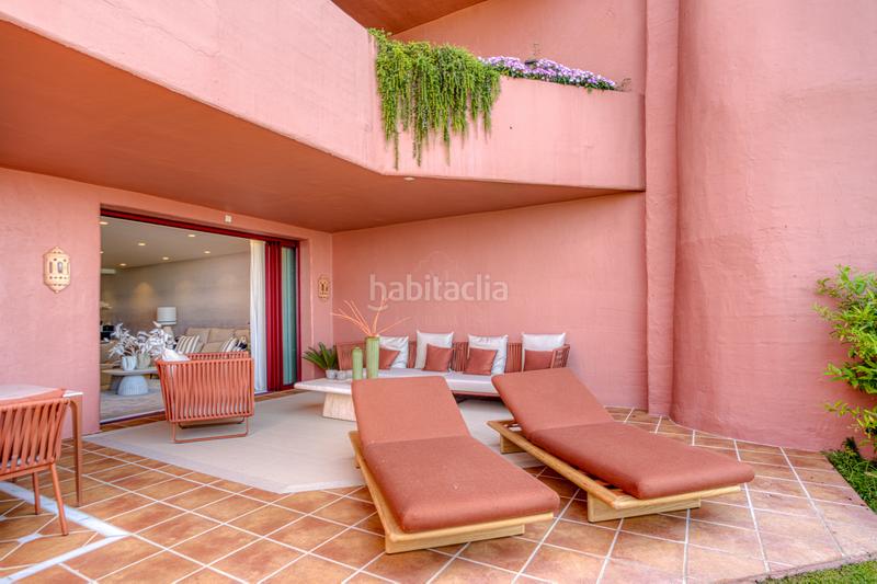 Foto 99ecaa07-91b2-4622-83f4-319fcf46a196. Planta baja impecablemente renovado, orientada al sur frente a la playa, jardín apartamento situado en la exclusiva comunidad de menara beach en Estepona
