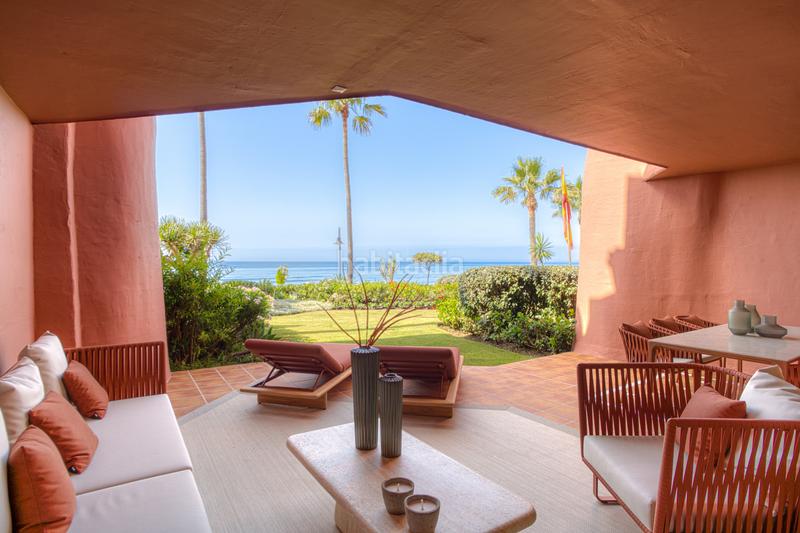 Foto 9e6e7cca-1534-41b1-a87f-d8fce5f3778c. Planta baja impecablemente renovado, orientada al sur frente a la playa, jardín apartamento situado en la exclusiva comunidad de menara beach en Estepona