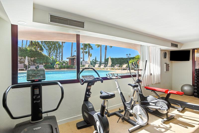 Foto a4a46188-5968-4991-9748-23a11b5cae1c. Planta baja impecablemente renovado, orientada al sur frente a la playa, jardín apartamento situado en la exclusiva comunidad de menara beach en Estepona