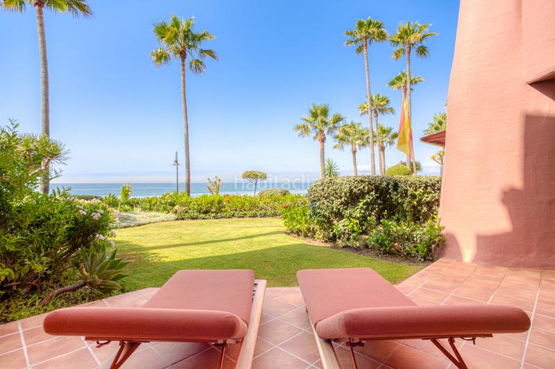 Foto ab98786c-fe64-4416-b4ad-408f2ff361e2. Planta baja impecablemente renovado, orientada al sur frente a la playa, jardín apartamento situado en la exclusiva comunidad de menara beach en Estepona