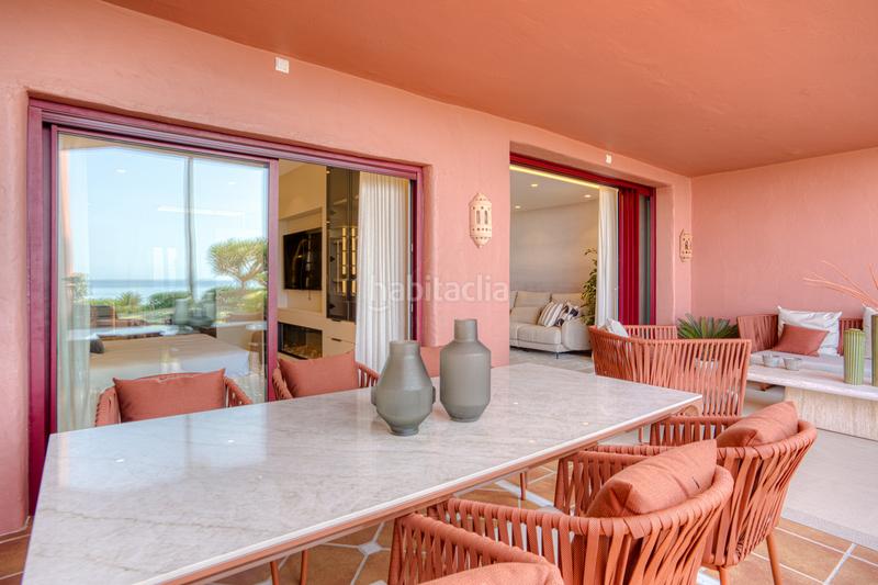 Foto b091ae9d-adee-48d2-8360-148c51a8daec. Planta baja impecablemente renovado, orientada al sur frente a la playa, jardín apartamento situado en la exclusiva comunidad de menara beach en Estepona