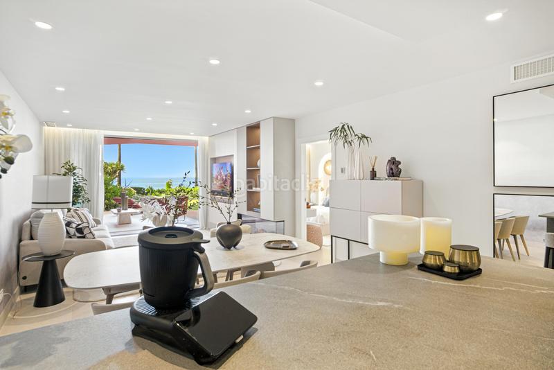Foto b23782f2-c664-48d6-aa44-de099b5bb221. Planta baja impecablemente renovado, orientada al sur frente a la playa, jardín apartamento situado en la exclusiva comunidad de menara beach en Estepona