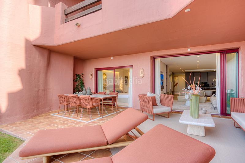 Foto bacf3463-06af-4d5e-b4ba-adda35ae4f7a. Planta baja impecablemente renovado, orientada al sur frente a la playa, jardín apartamento situado en la exclusiva comunidad de menara beach en Estepona